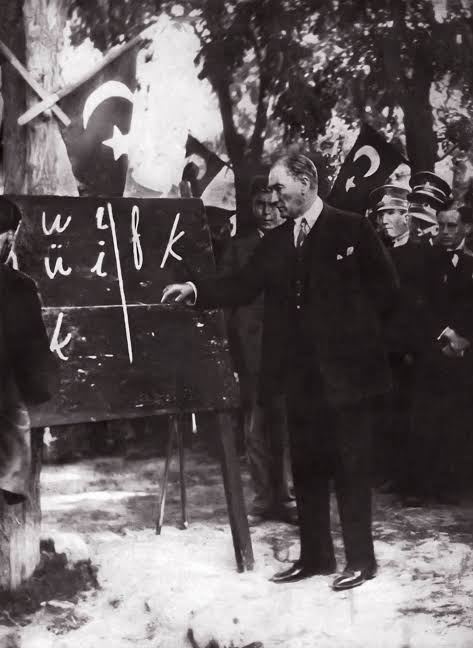 Atatürk kara tahtada yeni Türk alfabesini öğretiyor