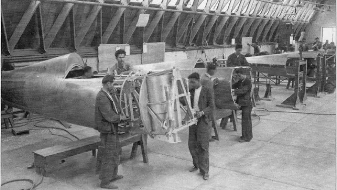 Uçak fabrikasında gövde montaj atölyesi