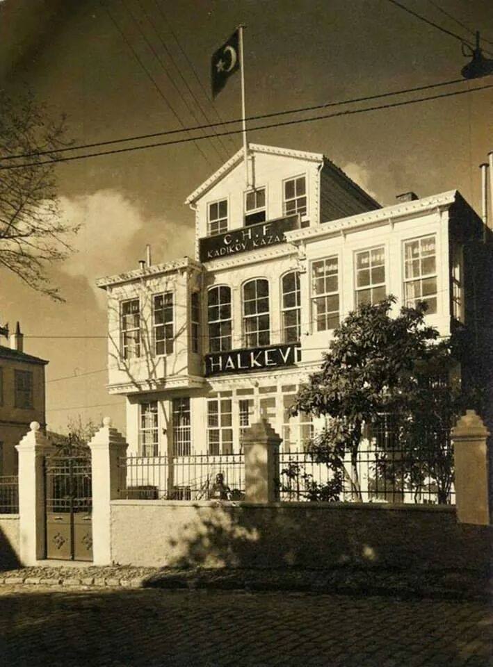 1930'lara ait Halkevi binasının fotoğrafı
