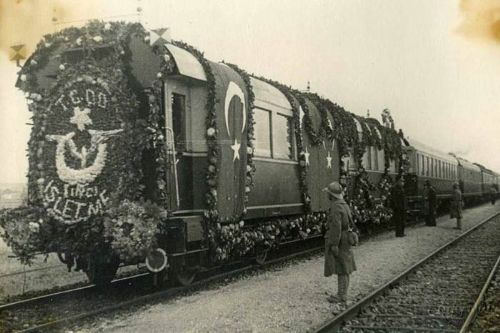 Çelenklerle süslenmiş bir demiryolu açılış töreni treni