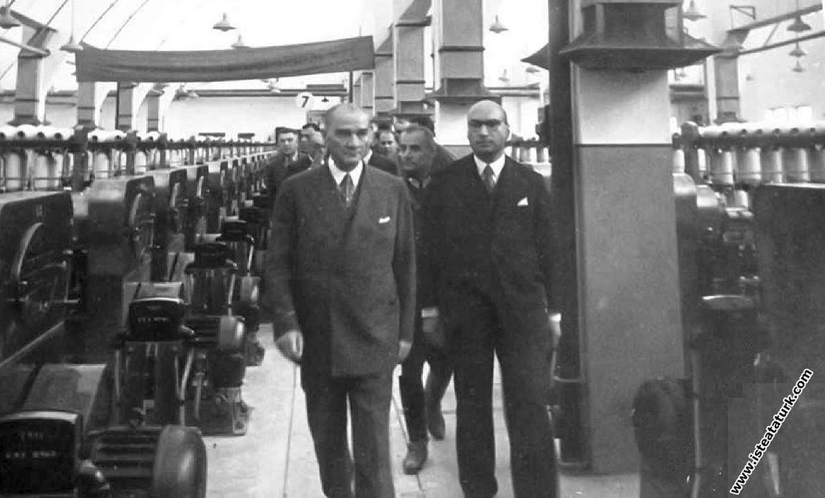 Mustafa Kemal Atatürk bir tekstil fabrikasını gezerken